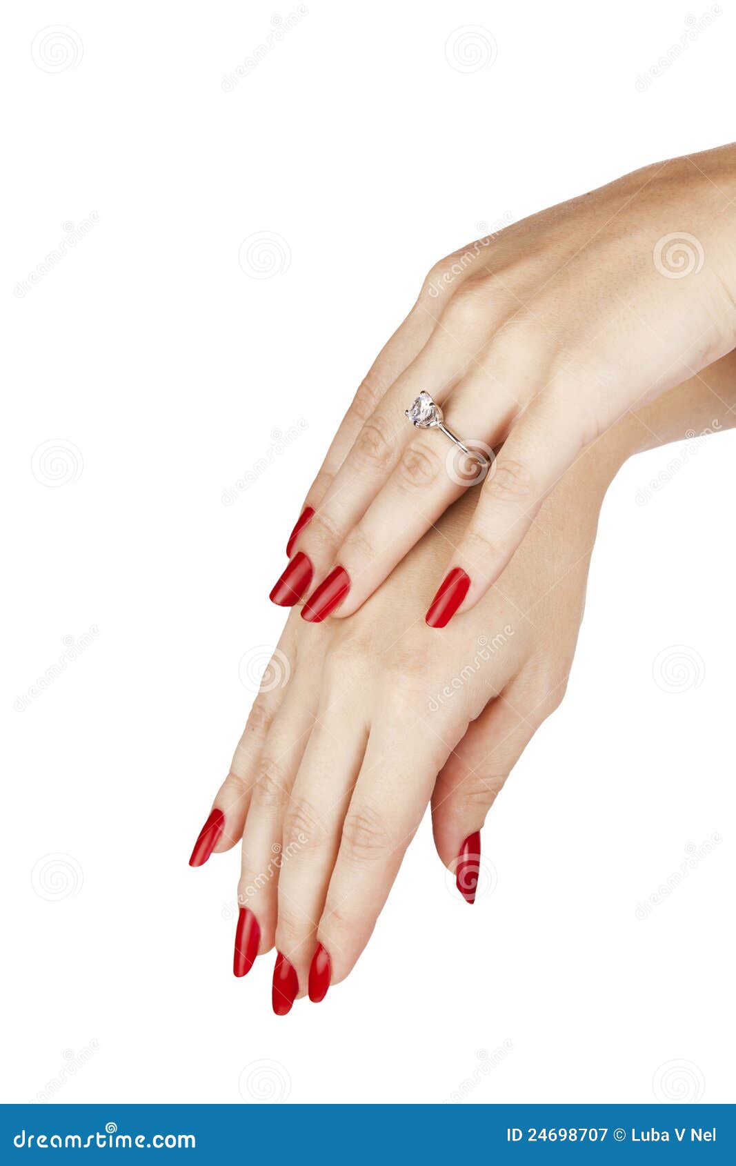 Les mains de plan rapprochÃ© de la jeune femme avec la manucure rouge ...